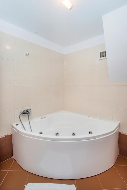 Aseltur Brasov Hotell Exteriör bild